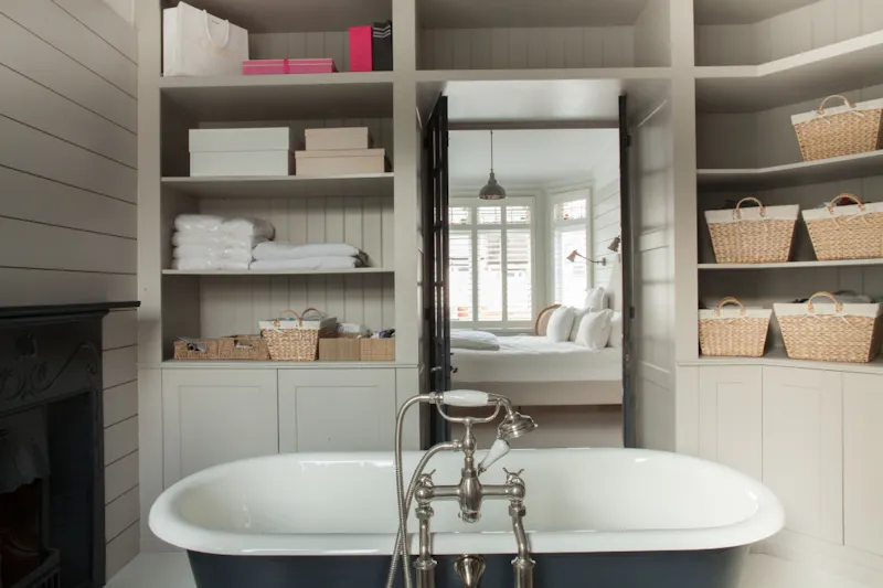 Bath - rolltop at Stylish Streatham house, D2356 (photo 30)