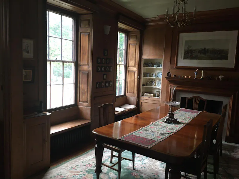 Dining room at Georgian Chigwell house, A1504 (photo 4)