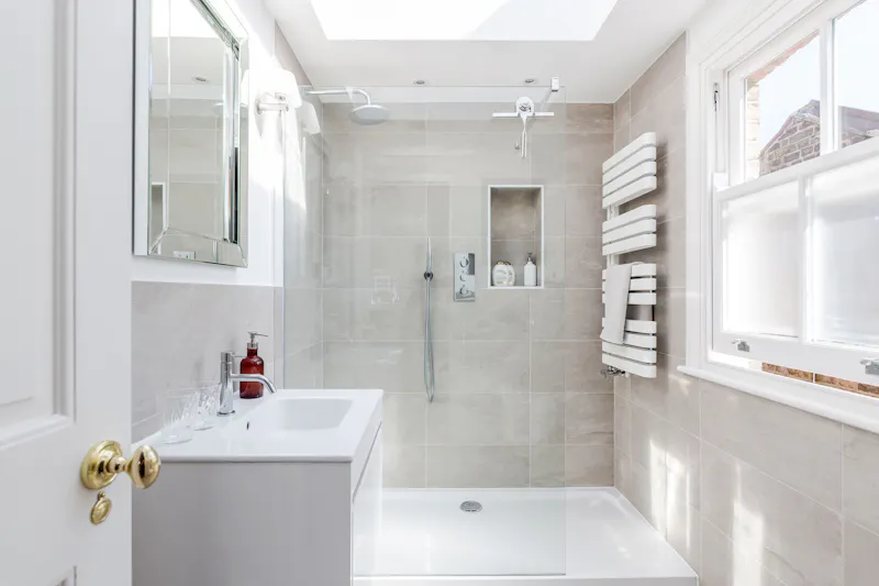 Shower at Immaculate Twickenham house, B1868 (photo 21)