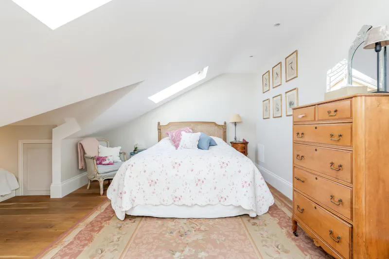 Bedroom at Immaculate Twickenham house, B1868 (photo 11)