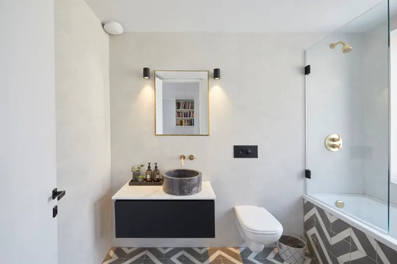 Bath at Modern Archway house, K446 (photo 11)