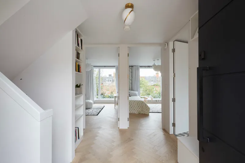Entrance hall at Modern Archway house, K446 (photo 8)