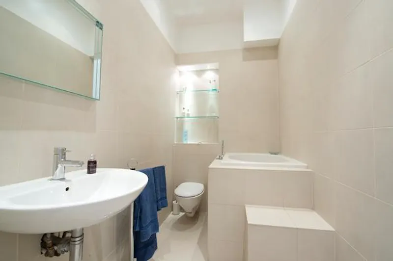 Bathroom at Battersea photo studio, K259 (photo 10)