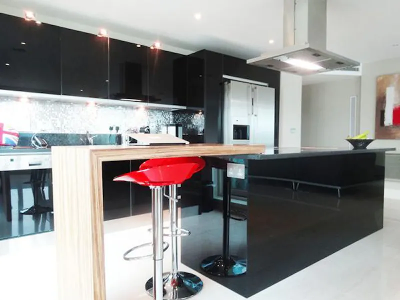 Bar at Bright St George Wharf apartment, K260 (photo 6)