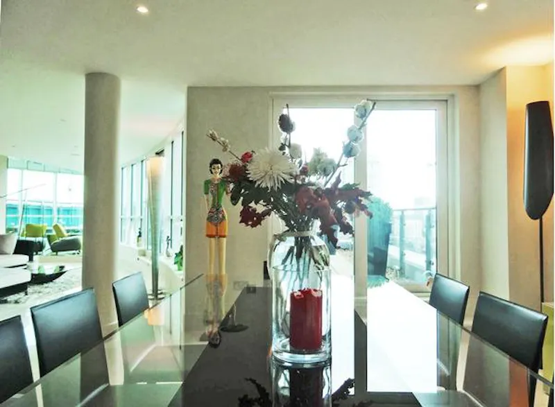 Bright St George Wharf apartment, K260 (photo 11)