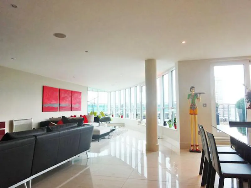 Bright St George Wharf apartment, K260 (photo 2)