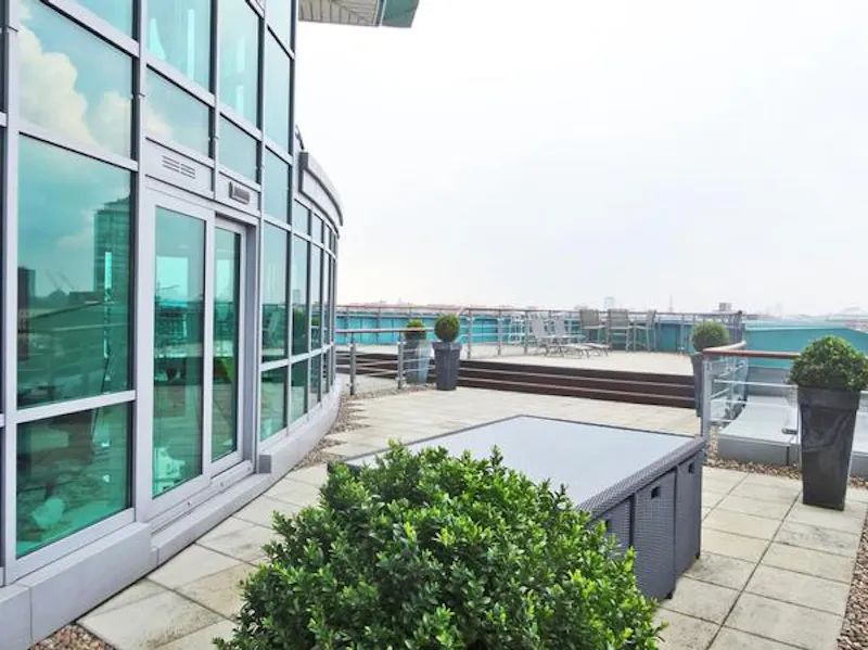 Bright St George Wharf apartment, K260 (photo 30)
