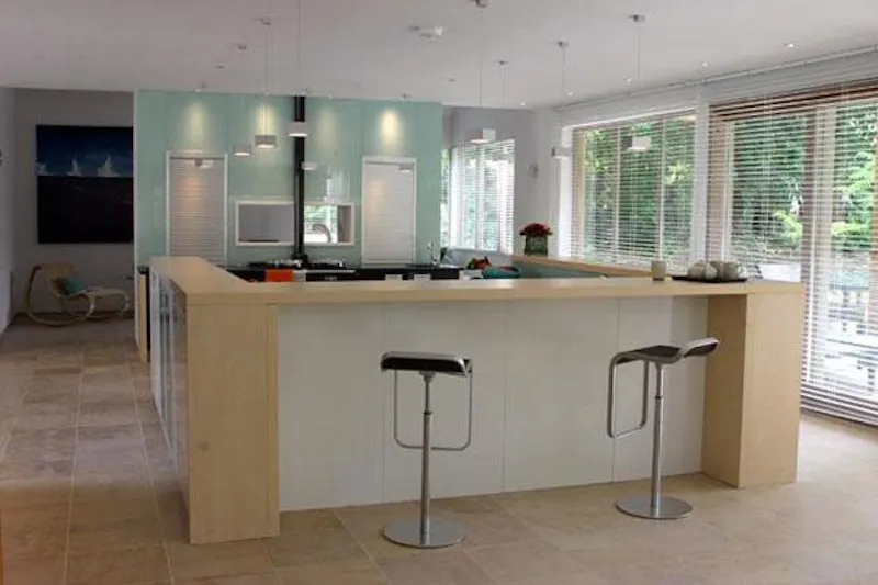 Kitchen at Japan-inspired Isle of Wight house, L558 (photo 7)