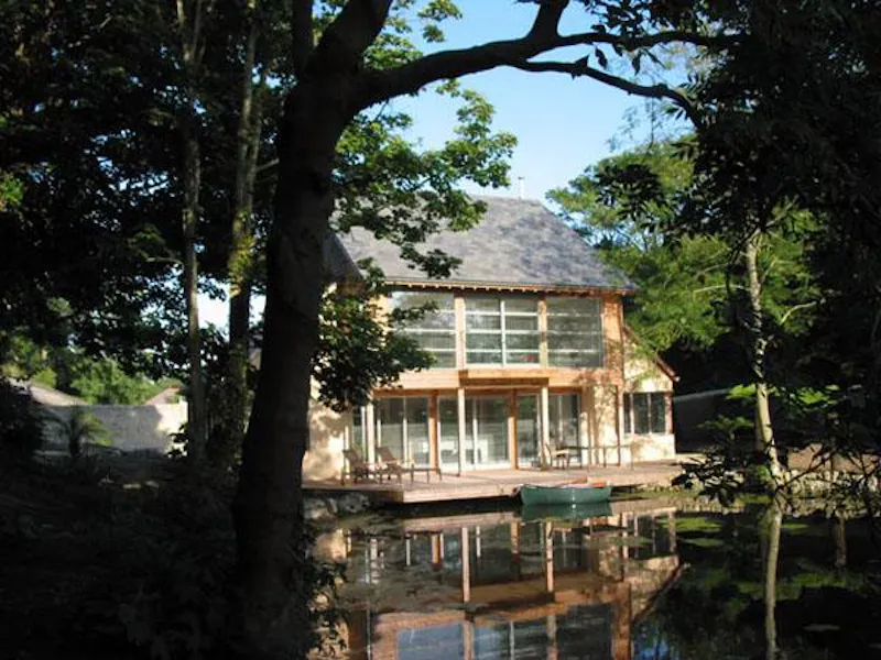 Lake at Japan-inspired Isle of Wight house, L558 (photo 24)