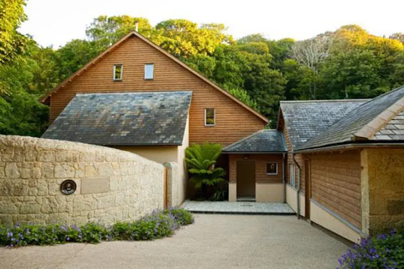 Driveway at Japan-inspired Isle of Wight house, L558 (photo 27)