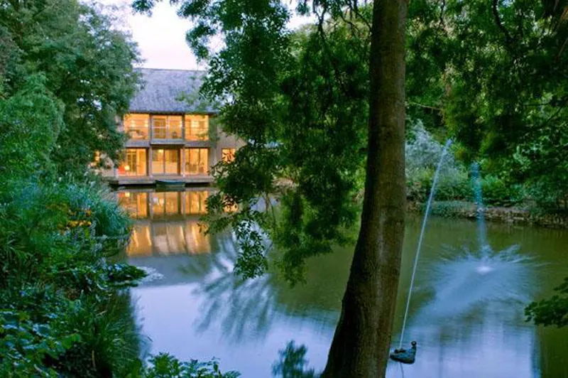 Lake at Japan-inspired Isle of Wight house, L558 (photo 64)