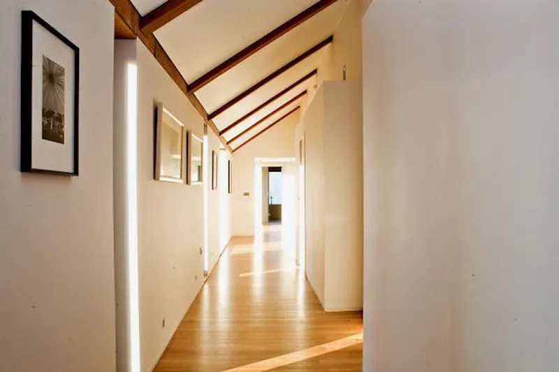 Corridor at Spectacular River Loddon house, D1594 (photo 11)