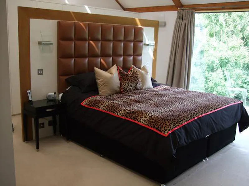 Bedroom at Spectacular River Loddon house, D1594 (photo 23)