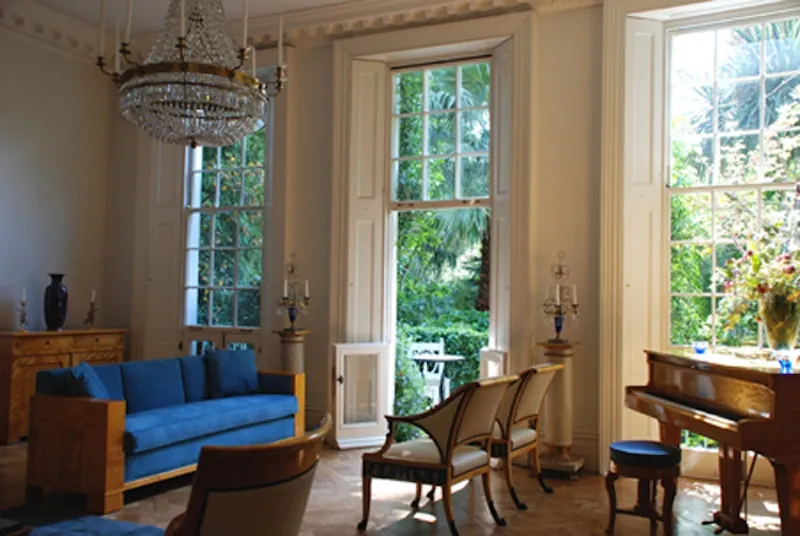 Living Room at Art Deco Kensington apartment, F881 (photo 5)