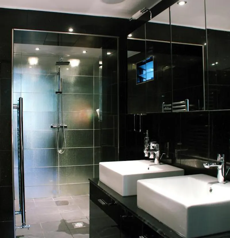 Shower at Art Deco Kensington apartment, F881 (photo 31)