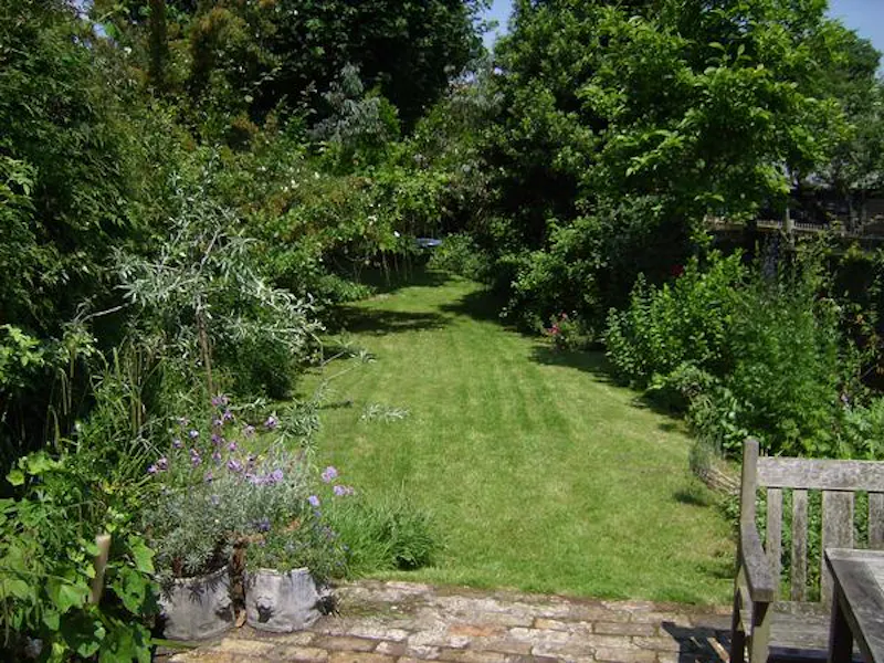 Garden at Modern and open-plan in Acton, E287 (photo 39)