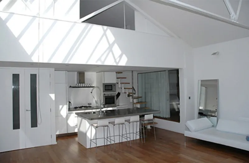 Kitchen at White, bright Chelsea studio, F925 (photo 1)