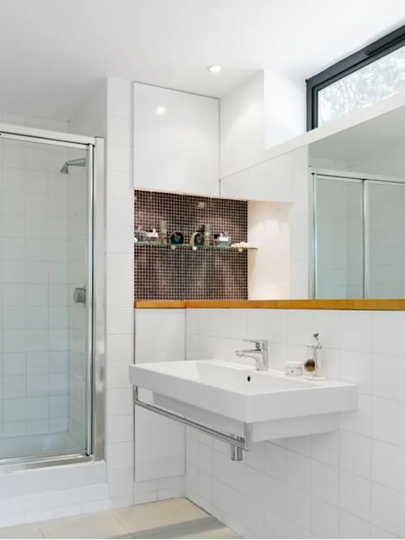 Bathroom at Modern Poole pavilion, D1734 (photo 10)