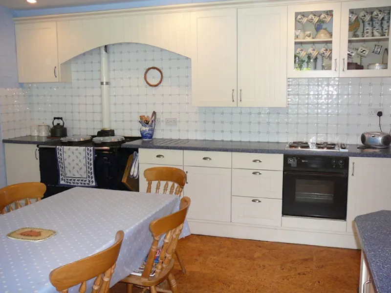 Aga at Traditional Dorking house, D1939 (photo 3)