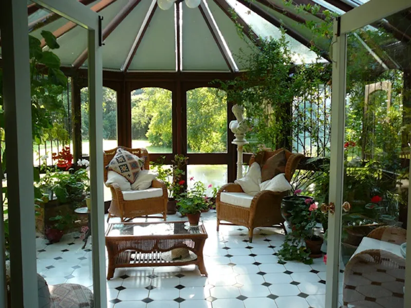 Conservatory at Traditional Dorking house, D1939 (photo 13)