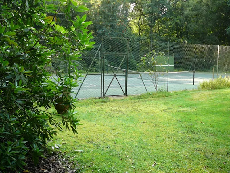 Tennis court at Traditional Dorking house, D1939 (photo 16)