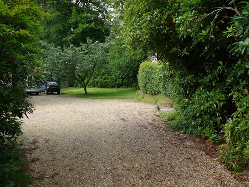 Driveway at Traditional Dorking house, D1939 (photo 18)