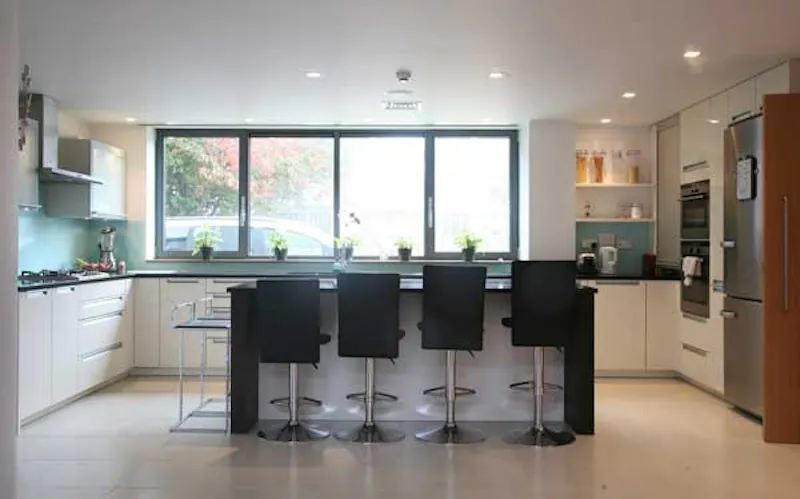 Kitchen at Modern Roehampton house, D1918 (photo 3)