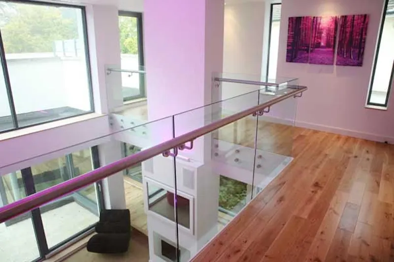 Glass at Modern Roehampton house, D1918 (photo 17)