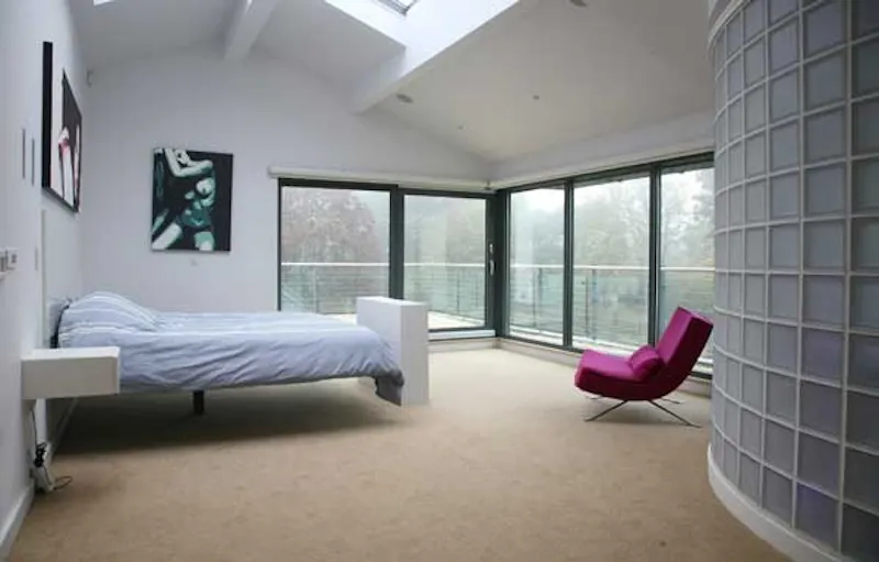 Bedroom at Modern Roehampton house, D1918 (photo 21)