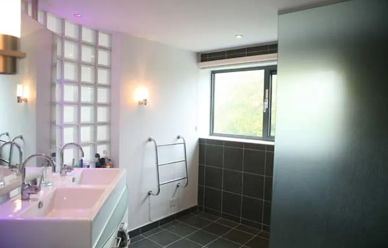 Bathroom at Modern Roehampton house, D1918 (photo 22)