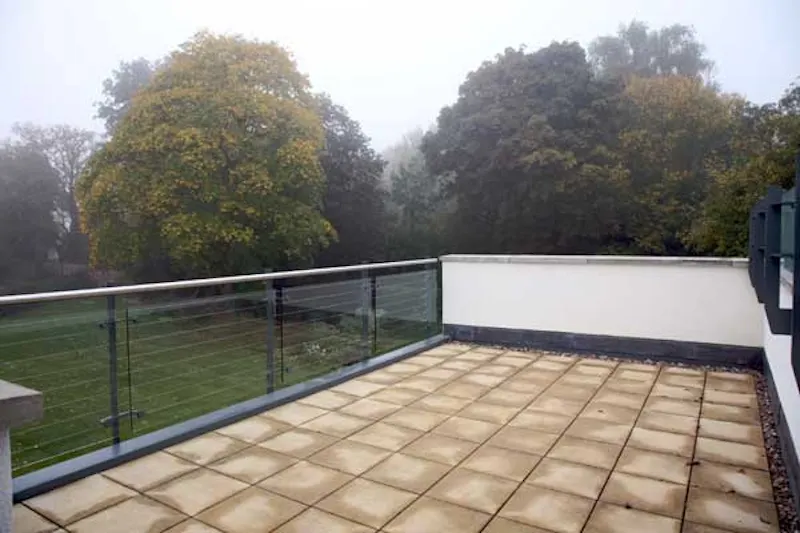 Roof terrace at Modern Roehampton house, D1918 (photo 24)