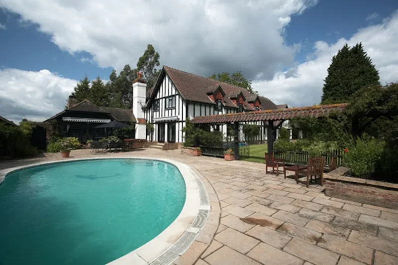 Tudor-style farmhouse in Woking, D1941 (photo 7)