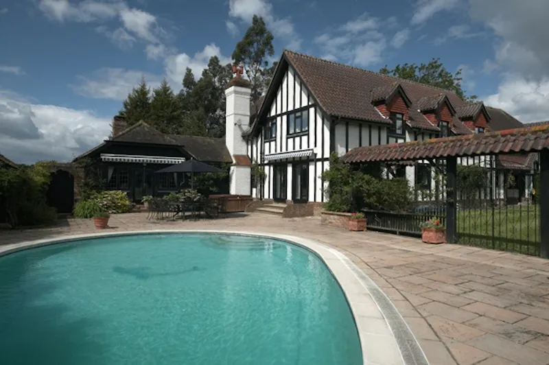 Tudor-style farmhouse in Woking, D1941 (photo 8)