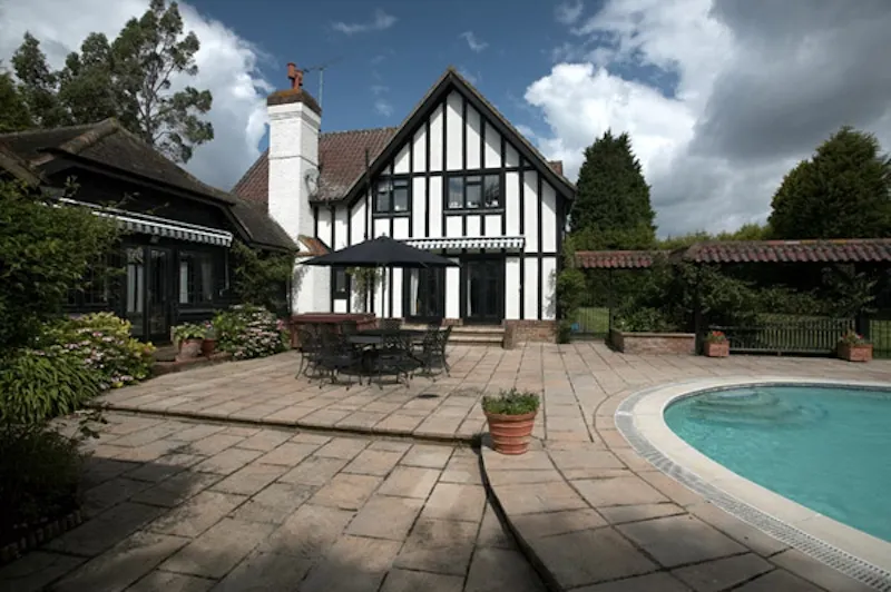 Tudor-style farmhouse in Woking, D1941 (photo 9)