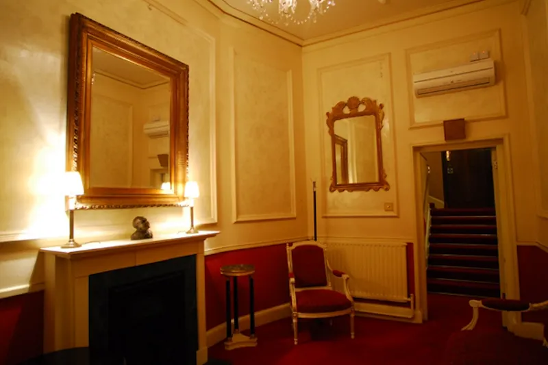 Fireplace at 1920s theatre in Piccadilly, P572 (photo 16)