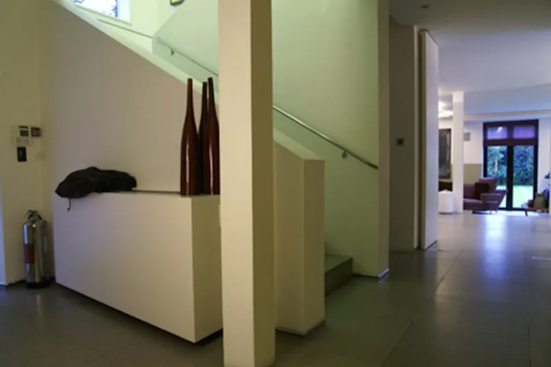 Entrance hall at Modern Highgate pool house, D1153 (photo 17)