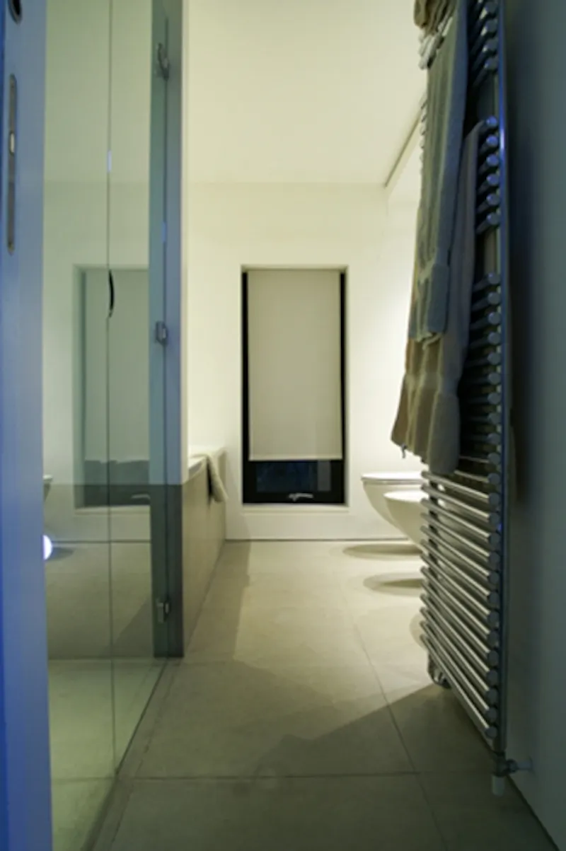 Bathroom at Modern Highgate pool house, D1153 (photo 18)