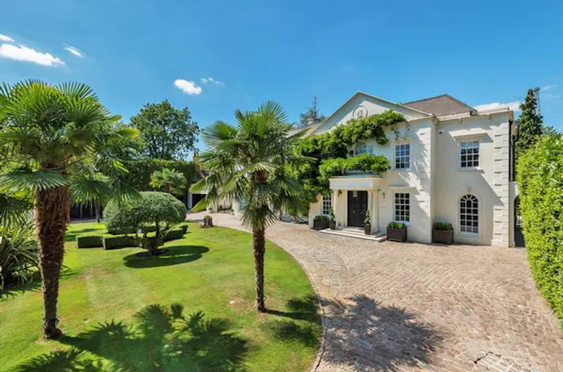 Driveway at Miami-style Hatfield mansion, D1357 (photo 1)