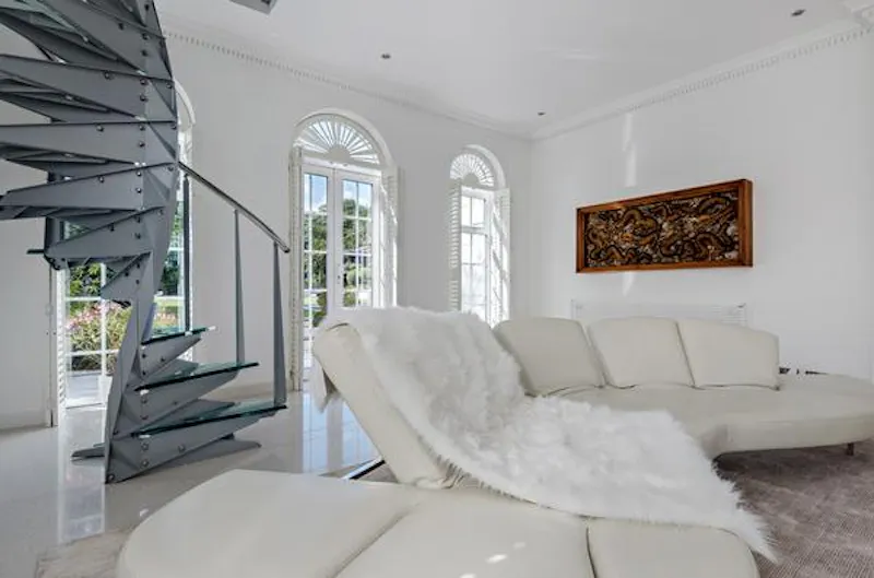 Staircase at Miami-style Hatfield mansion, D1357 (photo 12)