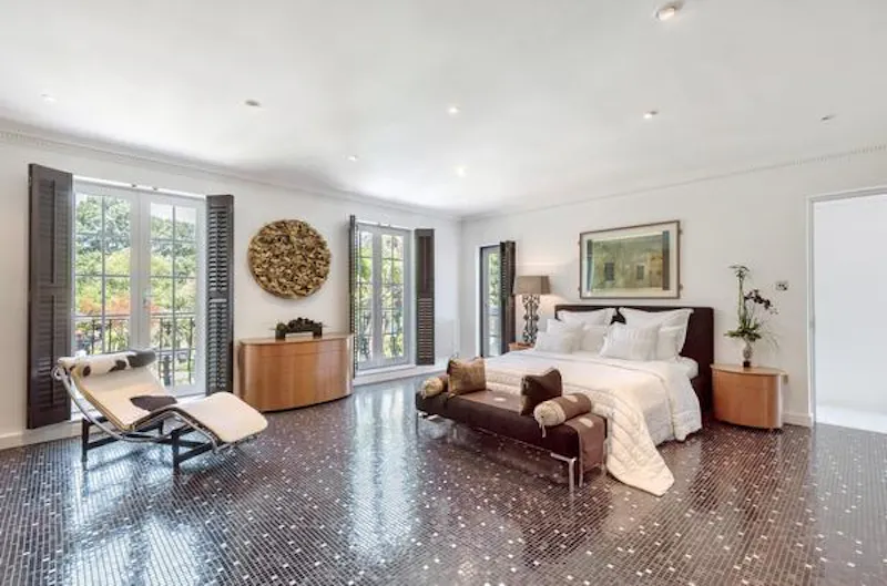 Bedroom at Miami-style Hatfield mansion, D1357 (photo 22)