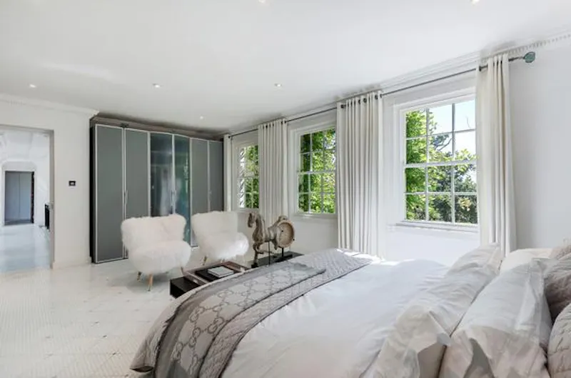 Bedroom at Miami-style Hatfield mansion, D1357 (photo 21)
