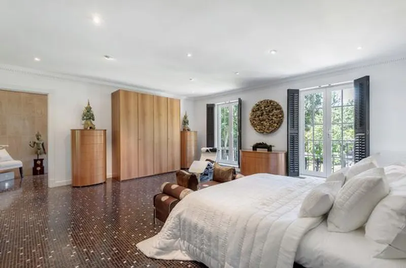 Bedroom at Miami-style Hatfield mansion, D1357 (photo 26)