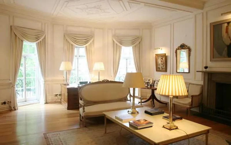 Through drawing room at Elegant Chelsea house, B687 (photo 14)
