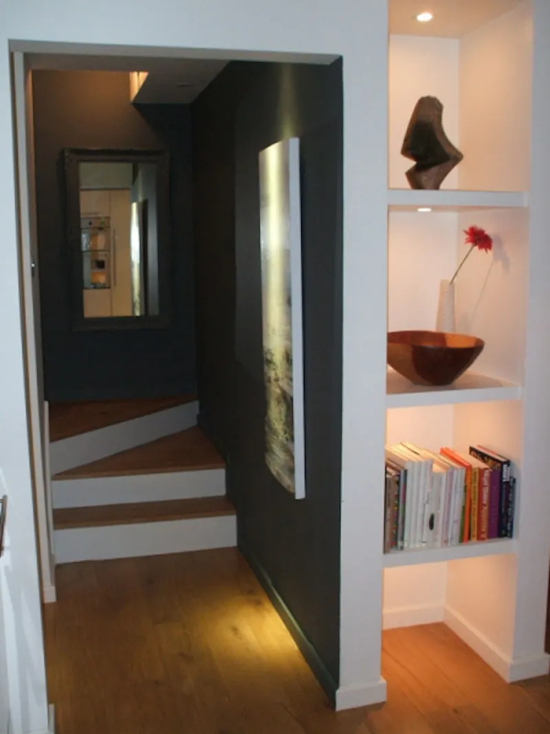 Staircase at South Norwood apartment, D1942 (photo 10)
