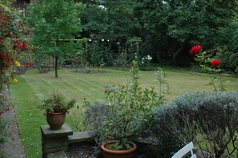 Garden at Elegant Hampstead Flat, D1950 (photo 15)