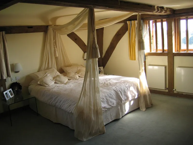 Bedroom at Tenterden country house, D1951 (photo 8)
