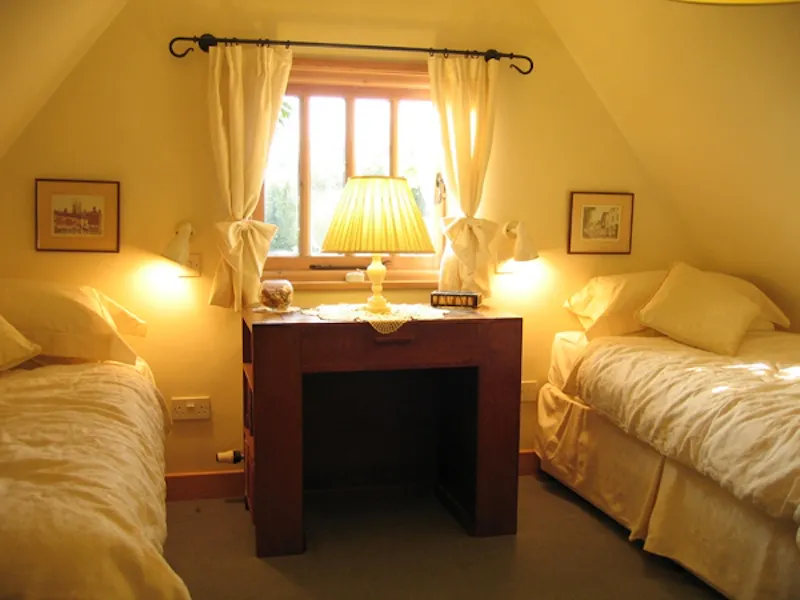 Bedroom at Tenterden country house, D1951 (photo 9)