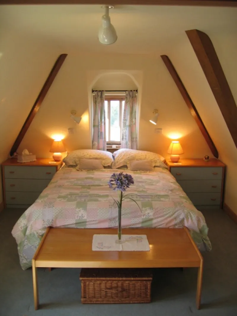Bedroom at Tenterden country house, D1951 (photo 10)