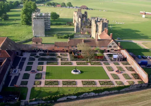 The walled gardens of Midhurst, M260