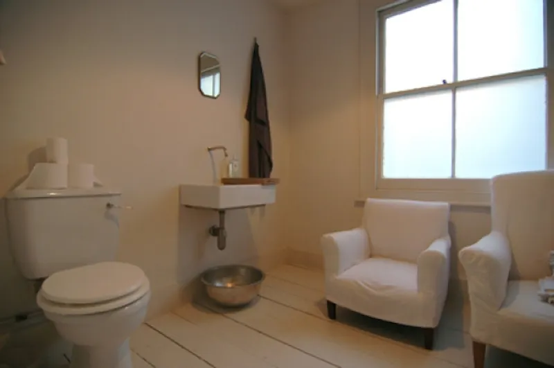 Bathroom at Pared-back Ladbroke Grove house, B507 (photo 7)